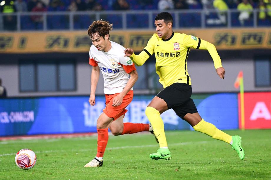 克雷桑罚丢点球 山东泰山0-0闷平青岛西海岸