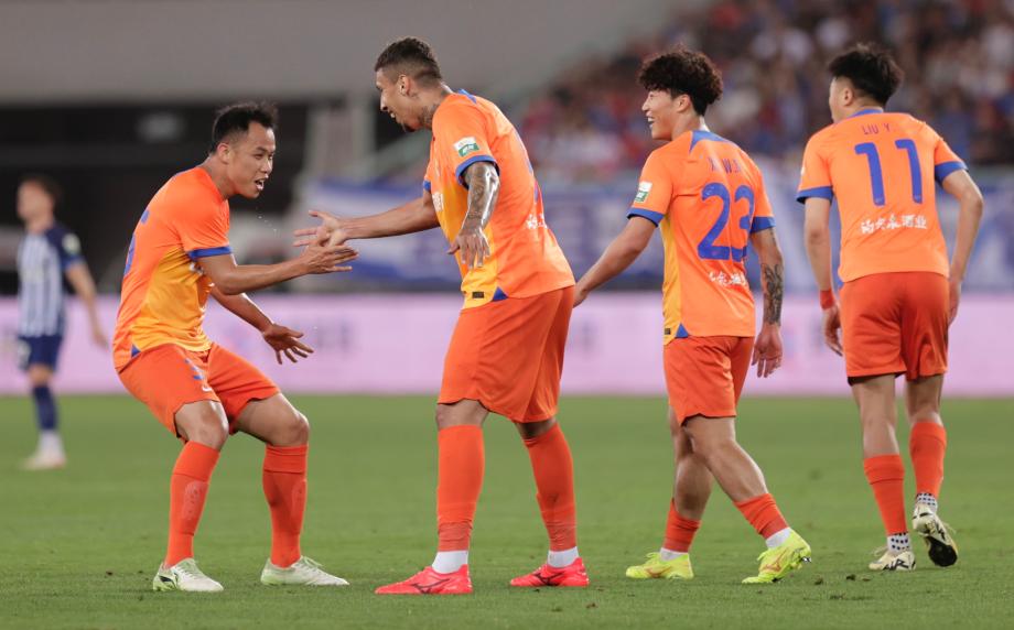 克雷桑谢文能互献传射 山东泰山2-1三镇5轮不败