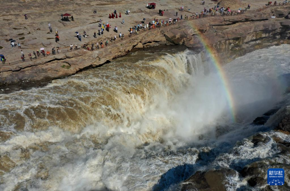 黄河壶口瀑布现"彩桥通天"景观