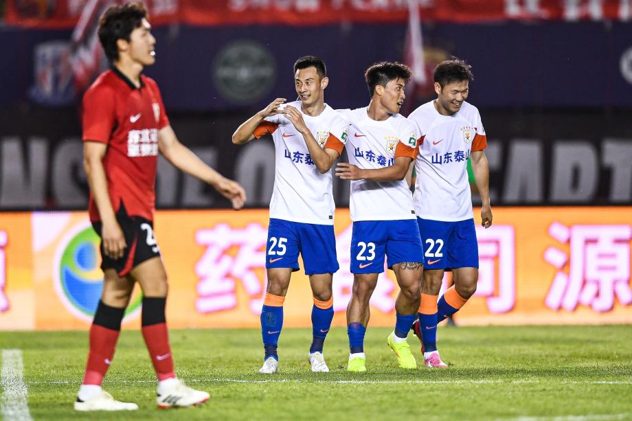 中超-塞尔吉尼奥双响 山东泰山2-2长春亚泰两连平