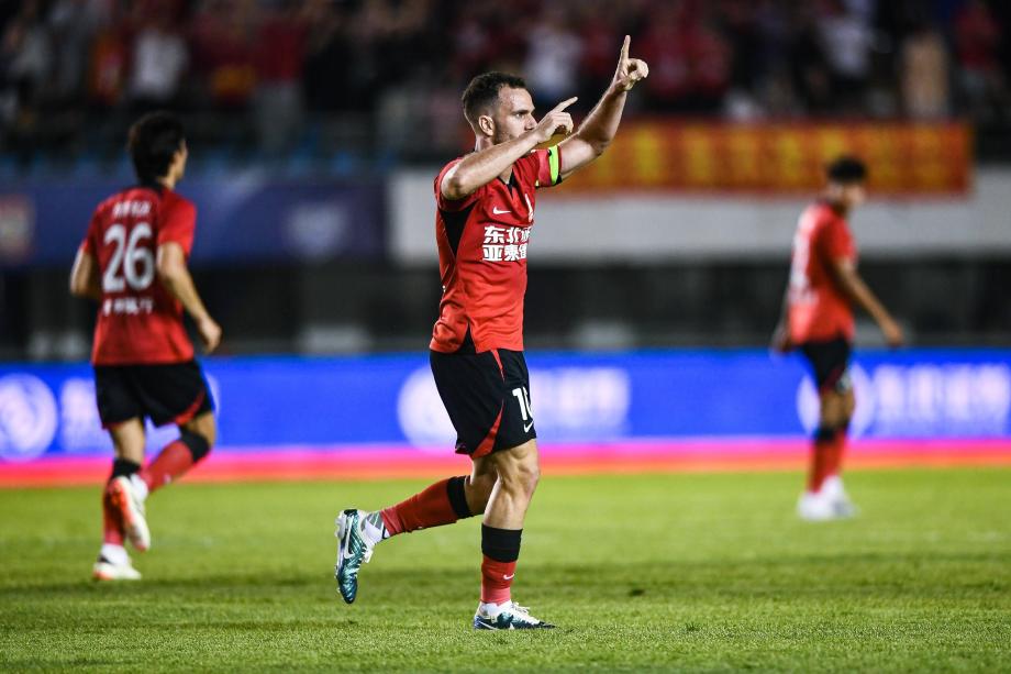 中超-塞尔吉尼奥双响 山东泰山2-2长春亚泰两连平