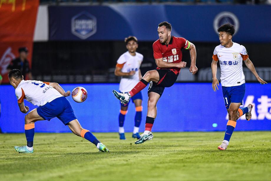 中超-塞尔吉尼奥双响 山东泰山2-2长春亚泰两连平