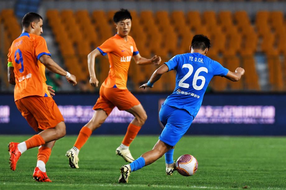 中超-克雷桑梅开二度 山东泰山2-0南通支云