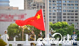 南昌八一广场举行建军节升国旗活动