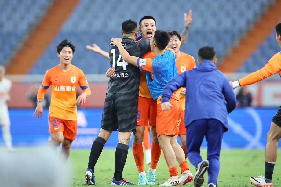 郑铮破门 山东泰山胜成都蓉城晋级足协杯决赛