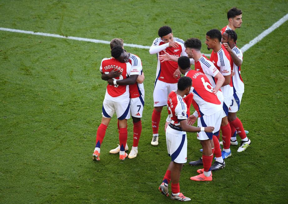 马丁内利传射 阿森纳补时连入两球4-2莱斯特城