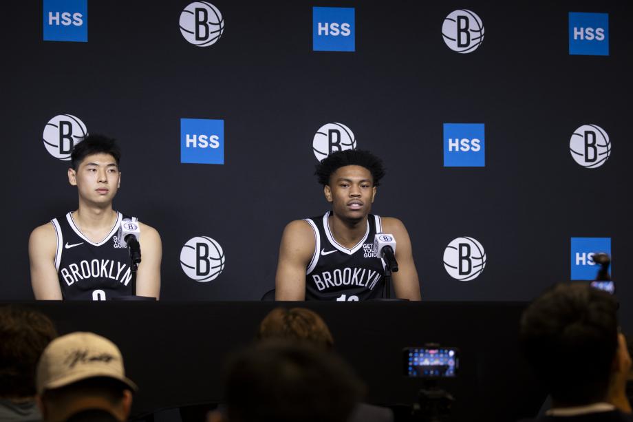 篮网队举办媒体日活动 崔永熙出席发布会