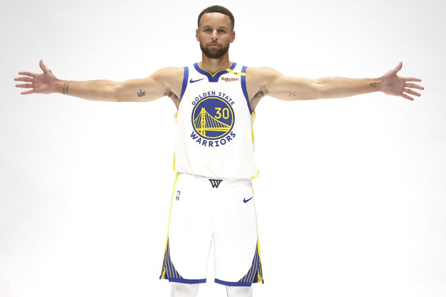 勇士队拍摄官方写真 库里追梦李凯尔领衔