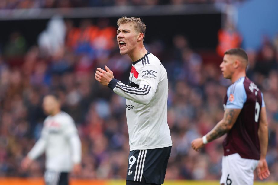 英超-B费任意球中框马奎尔伤退 曼联0-0战平维拉