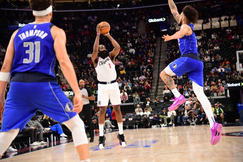 哈登10分12助攻 快船新球馆首秀击败独行侠