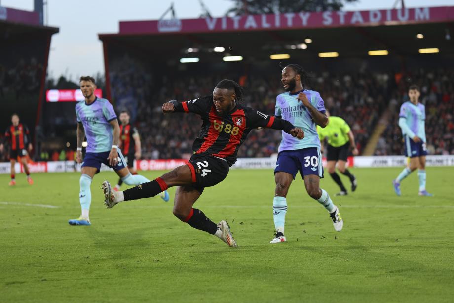 萨利巴染红离场 10人阿森纳0-2遭赛季首败