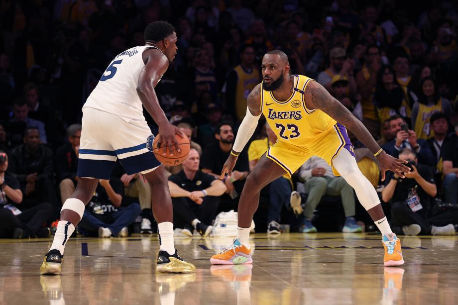 詹姆斯父子同台创历史 湖人力擒森林狼开门红
