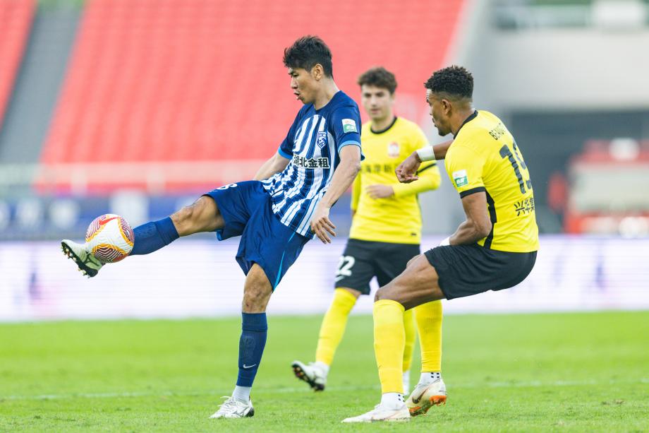 比乌奎尔双响 武汉三镇1-3青岛西海岸三连败收官