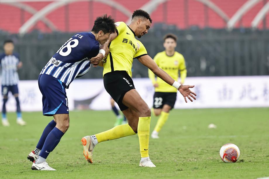 比乌奎尔双响 武汉三镇1-3青岛西海岸三连败收官