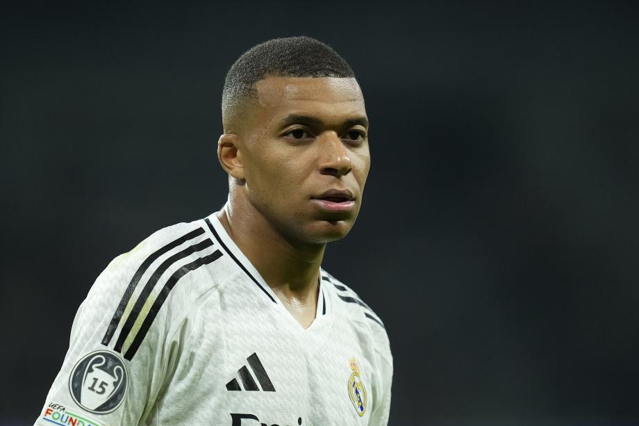 皇马输给米兰 维尼修斯无奈安切洛蒂面无表情