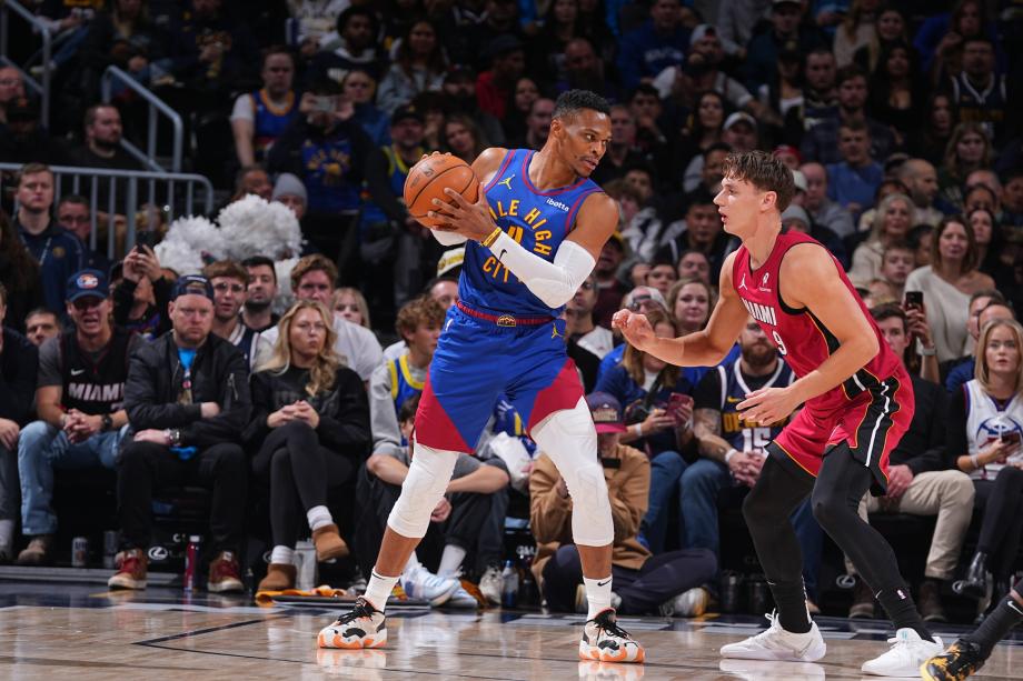 希罗24+11巴特勒伤退 约基奇三双掘金灭热火