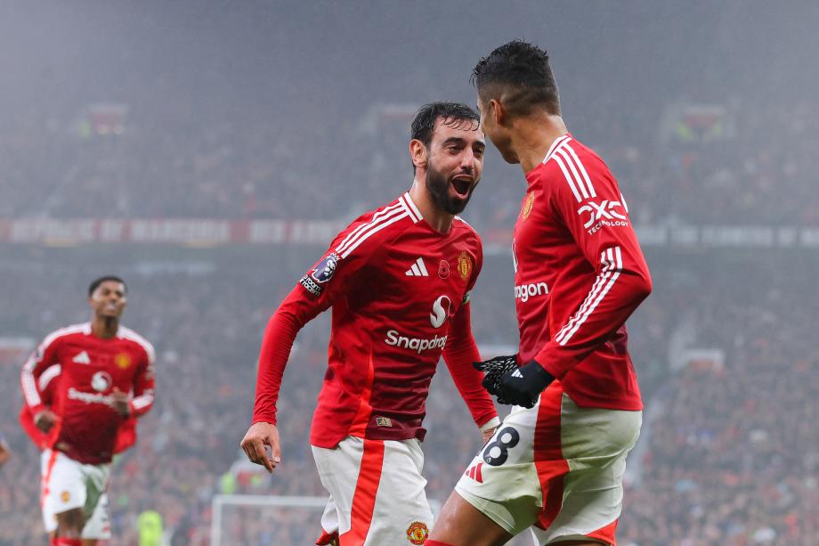 英超-B费传射建功 曼联主场三球完胜莱斯特城