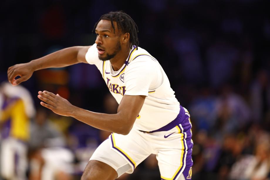 詹姆斯三双浓眉伤退 湖人擒猛龙喜获两连胜