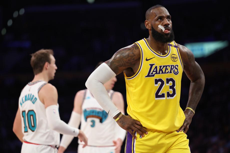 NBA-詹姆斯三双戴维斯里程碑！湖人128-123灰熊