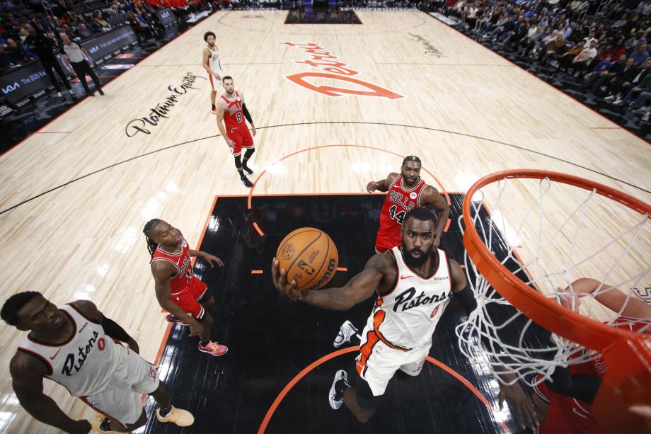 拉文25+6末节爆砍6记三分 公牛终结活塞连胜