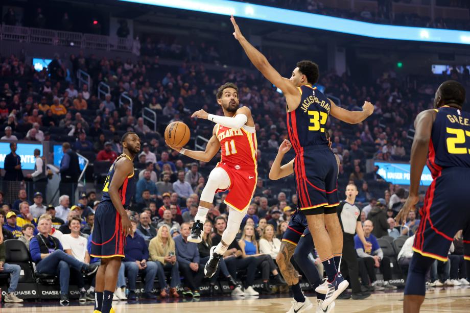 库里高效23+8维金斯27分 勇士6人上双轻取老鹰