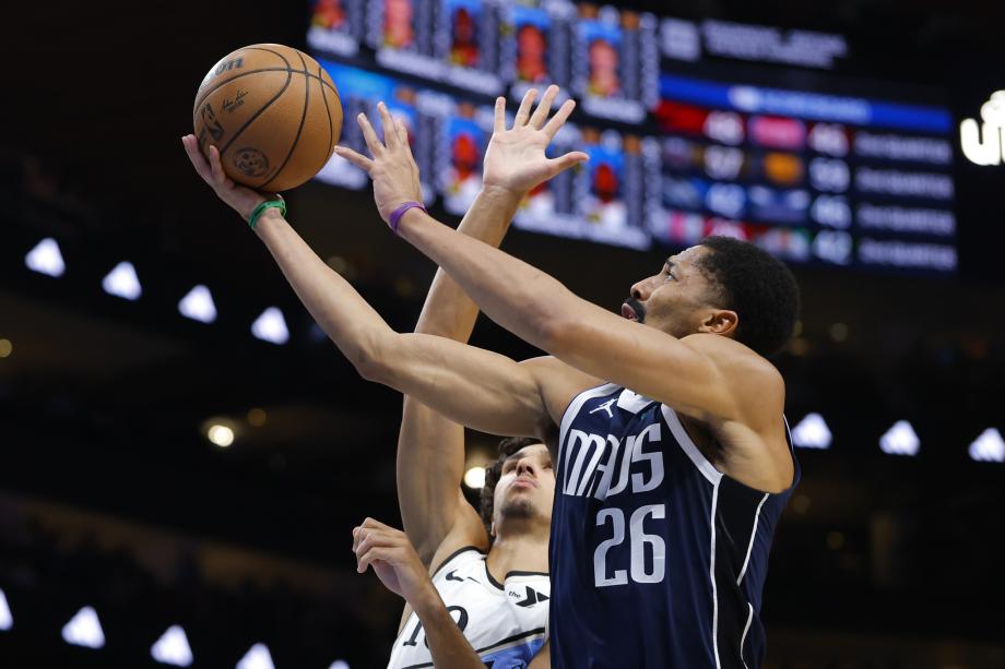 欧文32+7特雷-杨18+16 独行侠客场战胜老鹰