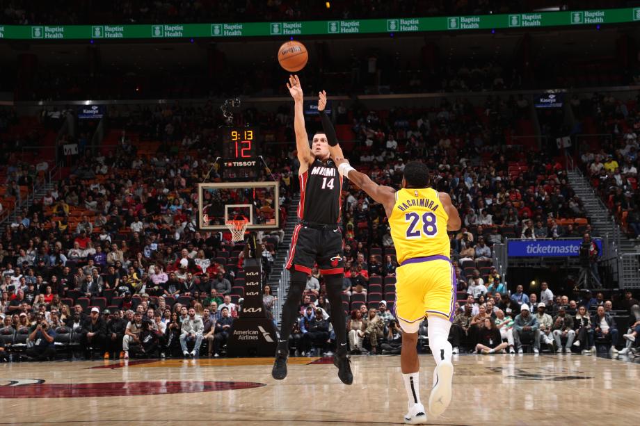 詹姆斯29+8浓眉迷失 希罗单节21分热火击溃湖人