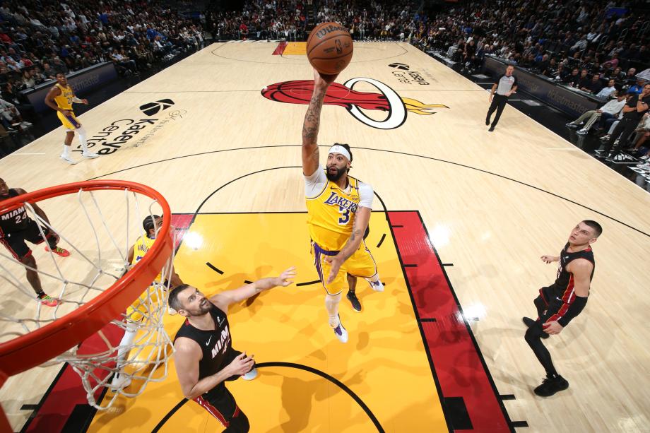 詹姆斯29+8浓眉迷失 希罗单节21分热火击溃湖人