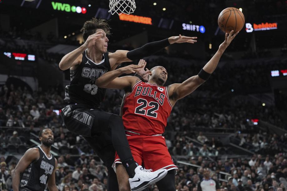 NBA-公牛139-124马刺 武切维奇39+8+4