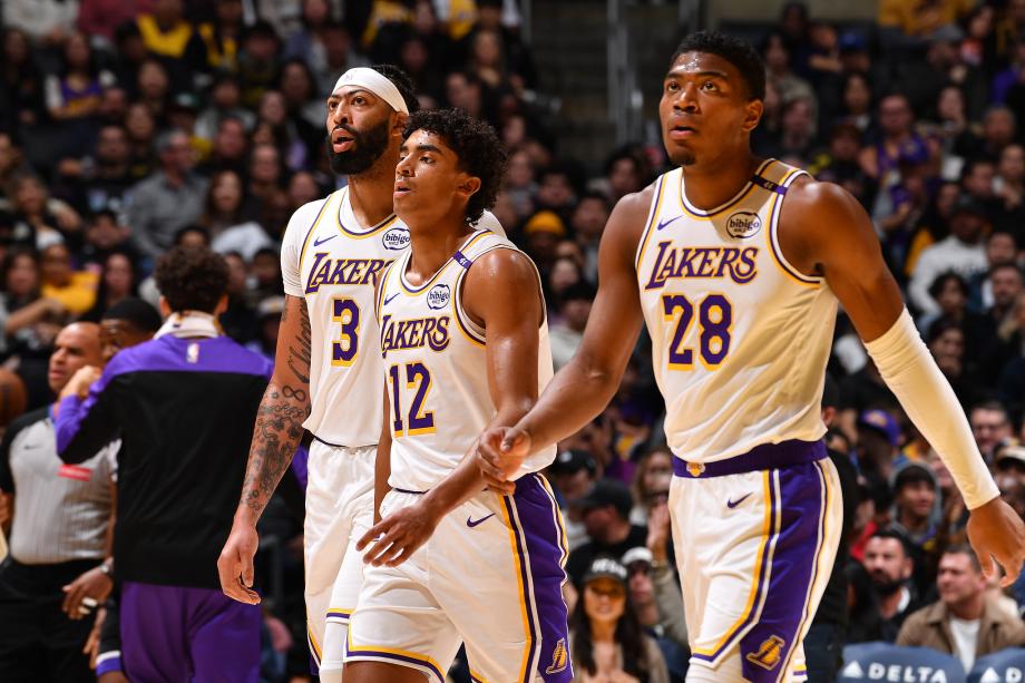 浓眉36+15+8小萨6犯离场 湖人赛季横扫国王