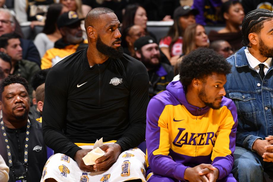 詹姆斯23分米切尔26分 骑士力克湖人豪取8连胜