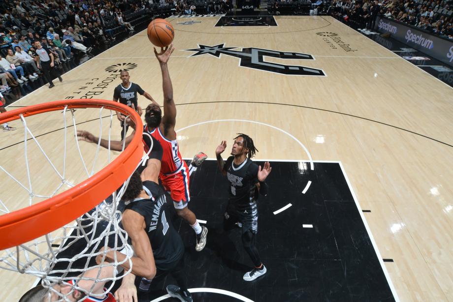 哈登17分文班亚马27+9 快船背靠背惨败马刺