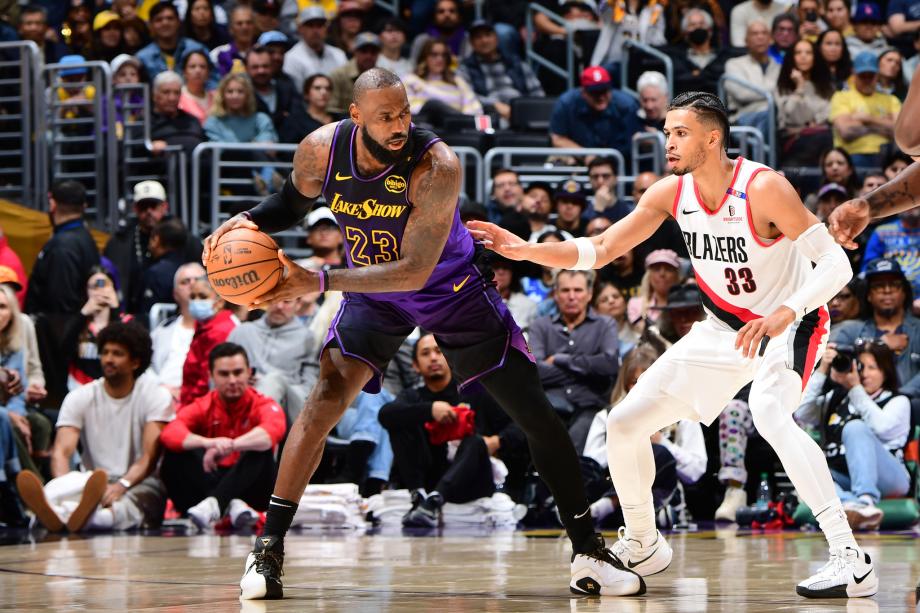 詹姆斯38+8西蒙斯23分 浓眉缺阵湖人胜开拓者