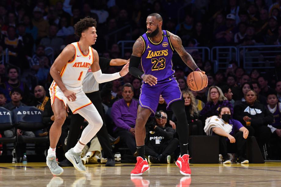 詹姆斯里程碑之夜30+8浓眉18+19 湖人复仇老鹰