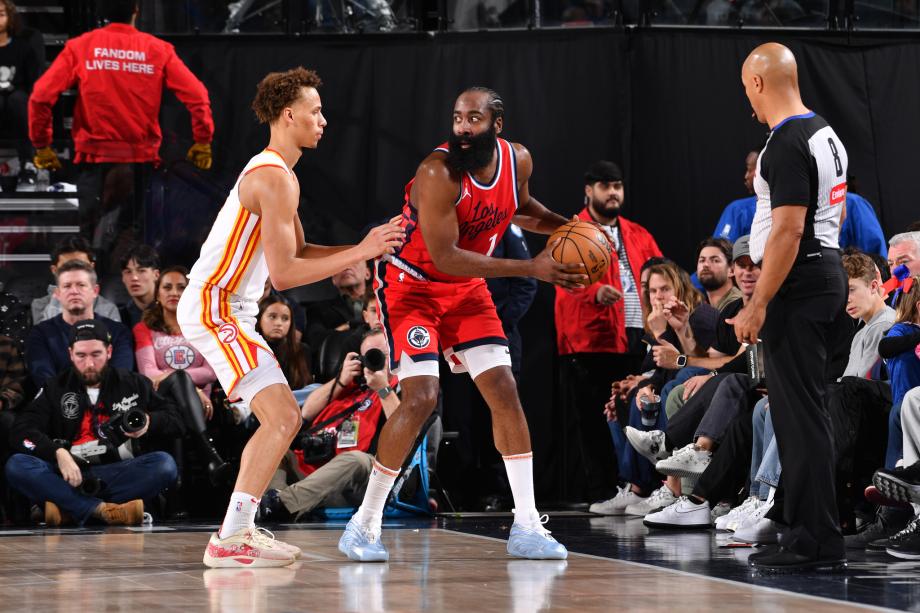 伦纳德赛季首秀贡献12分 快船主场大胜老鹰