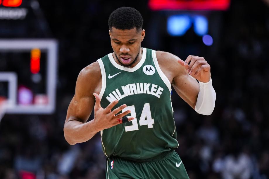 字母哥三双利拉德25分 雄鹿客场大胜猛龙