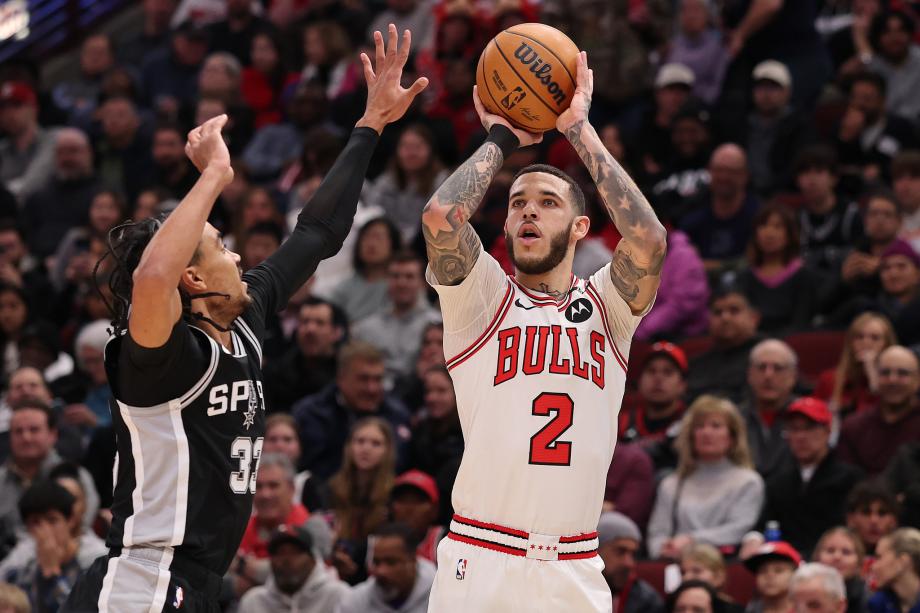 拉文35+10+8文班遭遇怀特制胜隔扣 公牛逆转马刺