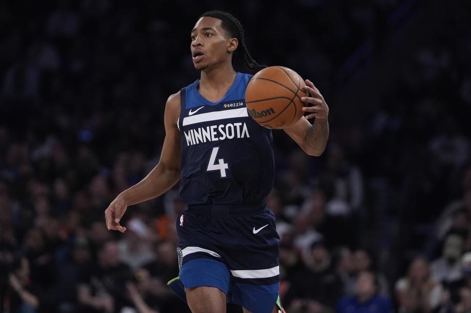 爱德华兹36＋13 森林狼客场力克尼克斯