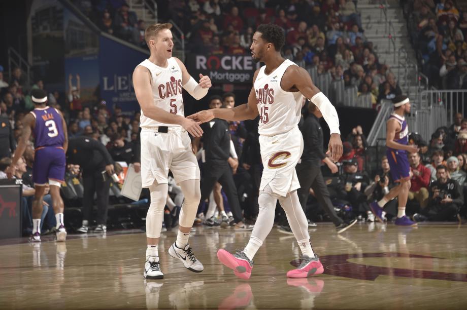 米切尔33+5+5杜兰特23+7 骑士主场26分大胜太阳