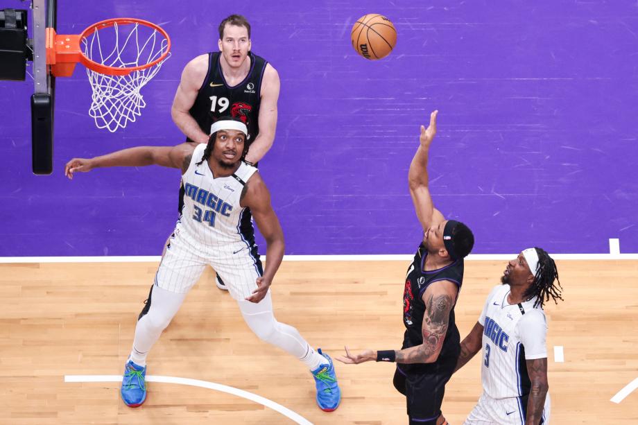 巴雷特19+8班凯罗26+12 猛龙21分逆转送魔术4连败