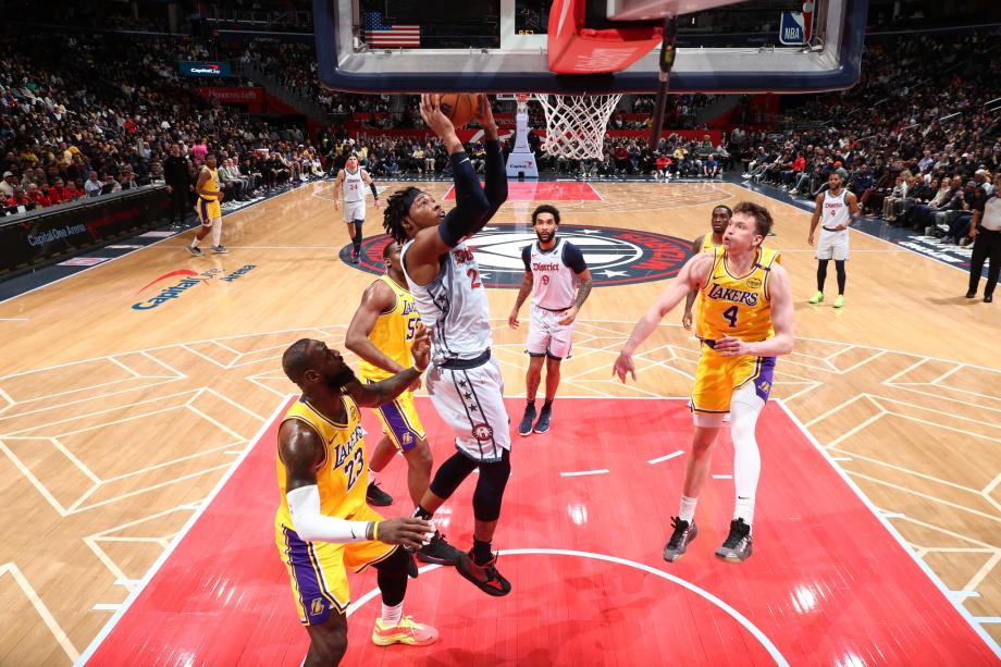 詹姆斯24+11浓眉缺阵 湖人狂胜送奇才16连败