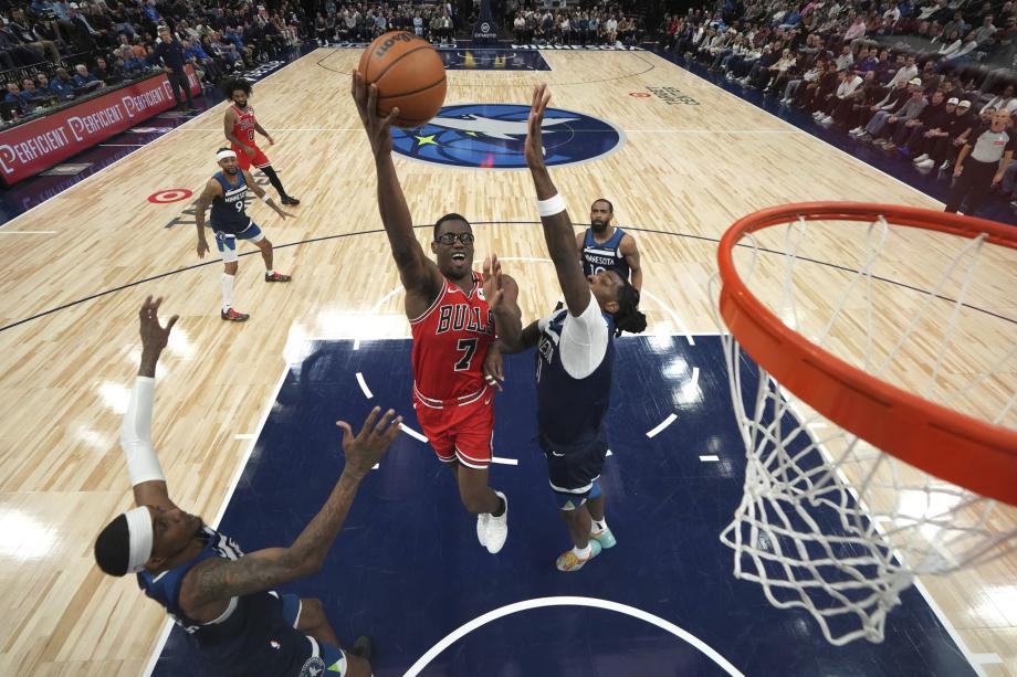 爱德华兹爆砍49分怀特20分 森林狼胜公牛