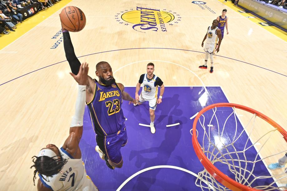 詹姆斯42+17+8库里37分 湖人力克勇士取四连胜