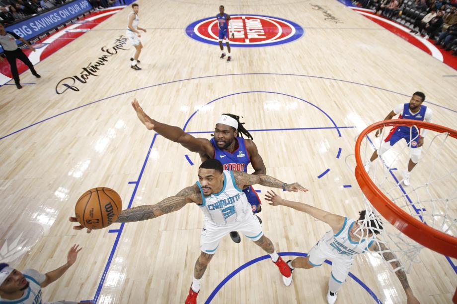 坎宁安三双布里奇斯30分 活塞击退黄蜂