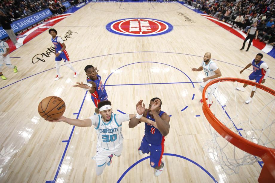 坎宁安三双布里奇斯30分 活塞击退黄蜂