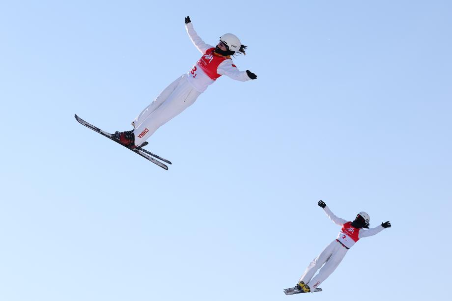 [图]开脱式滑雪女子空中妙技双东说念主同步 冯俊熙/王雪夺冠色色女