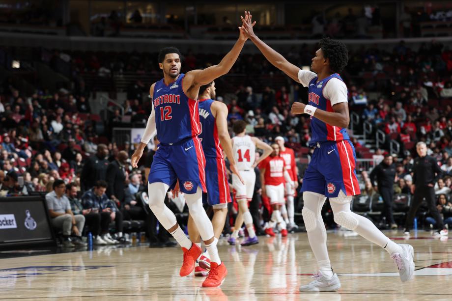 坎宁安20分比斯利三分里程碑 活塞客胜公牛