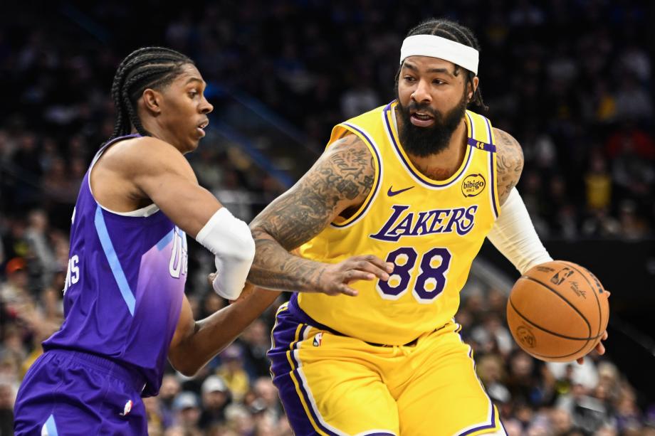 马尔卡宁32分詹姆斯18+6 爵士终结湖人6连胜