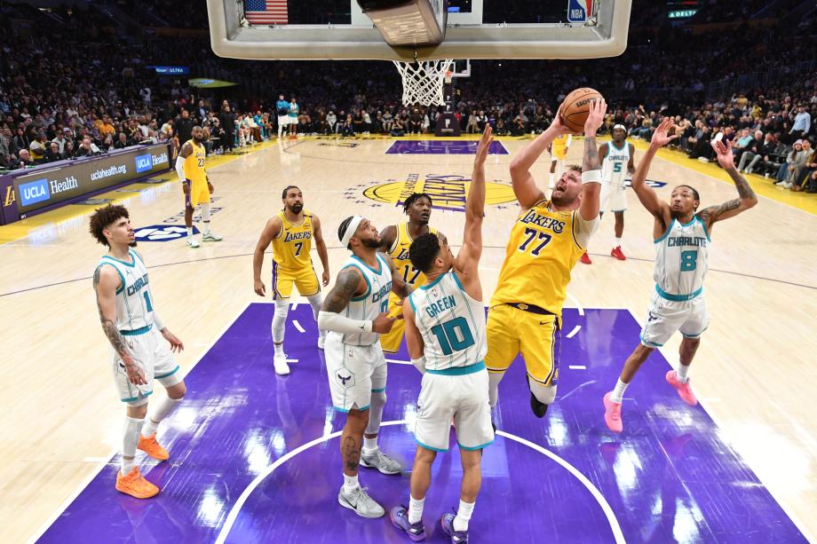 詹姆斯空砍26+7+11错失绝平三分 湖人惜败黄蜂