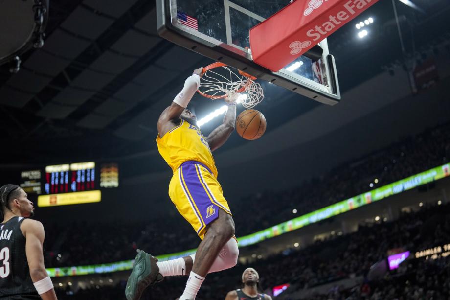 詹姆斯40+8里夫斯32分 湖人击败开拓者